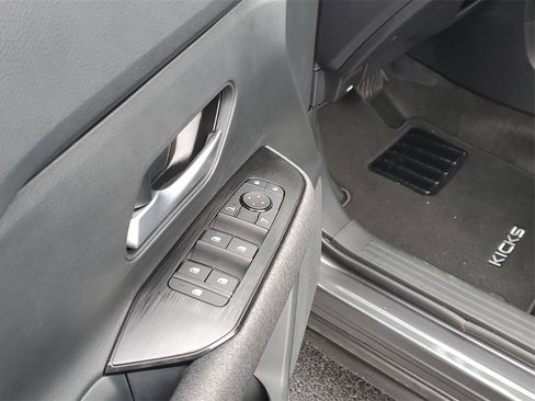 Used 2025 Nissan Kicks SV w/ SV Premium Package image 15