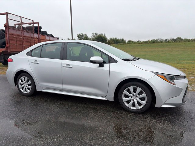 Used 2025 Toyota Corolla LE FWD image 3