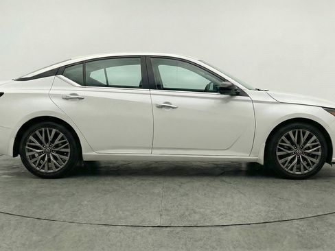 Used 2025 Nissan Altima 2.5 SV FWD image 11