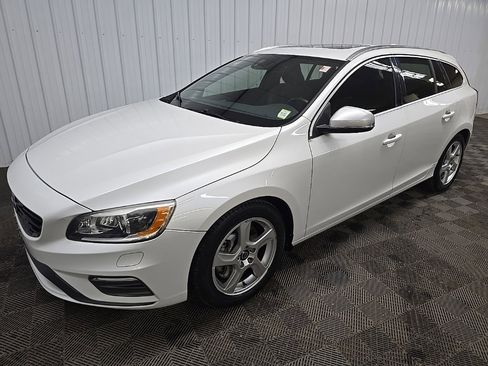 Used 2016 Volvo V60 T6 R-Design image 8