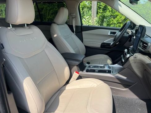 Used 2023 Ford Explorer Platinum w/ Technology Package AWD/4WD image 11