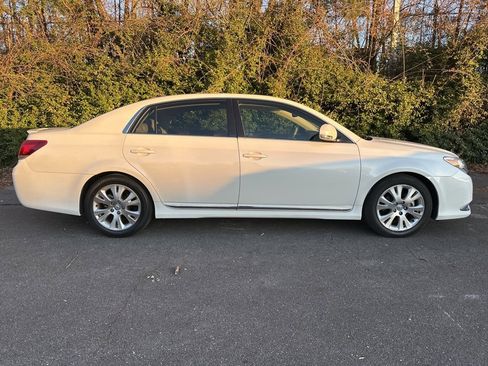 Used 2011 Toyota Avalon Limited image 2