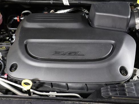 Used 2023 Chrysler Pacifica Touring-L FWD image 17
