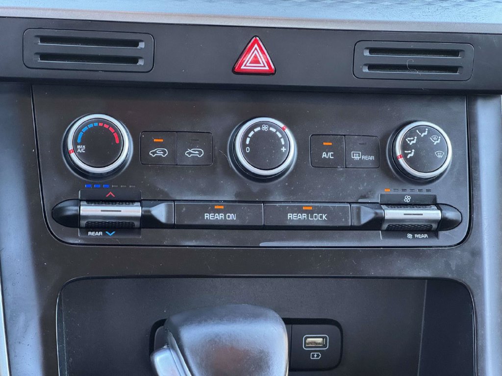 Used 2022 Kia Carnival LX FWD image 5