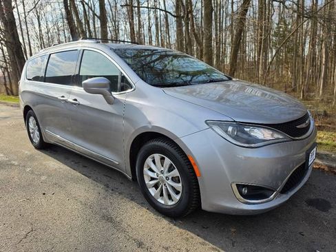 Used 2018 Chrysler Pacifica Touring-L image 1