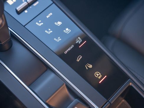 Certified 2026 Porsche Macan AWD/4WD image 19