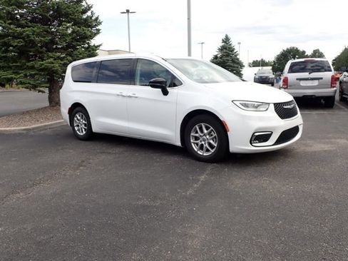 Used 2024 Chrysler Pacifica Touring-L FWD image 5