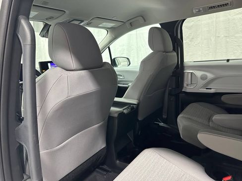 Used 2025 Toyota Sienna LE FWD image 43