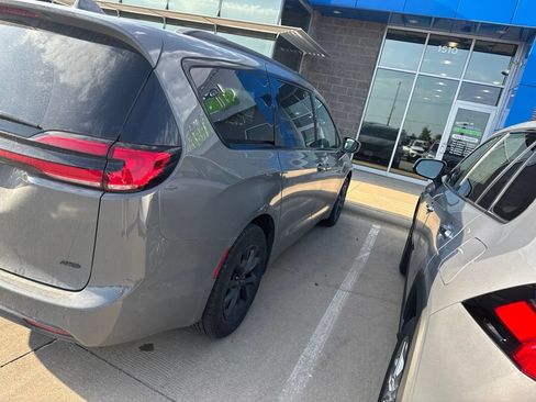 Used 2021 Chrysler Pacifica Touring-L w/ Uconnect Theater Family Group AWD/4WD image 5