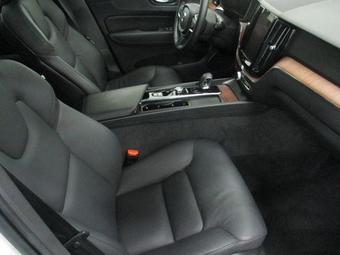 Used 2022 Volvo XC60 B5 Momentum image 14