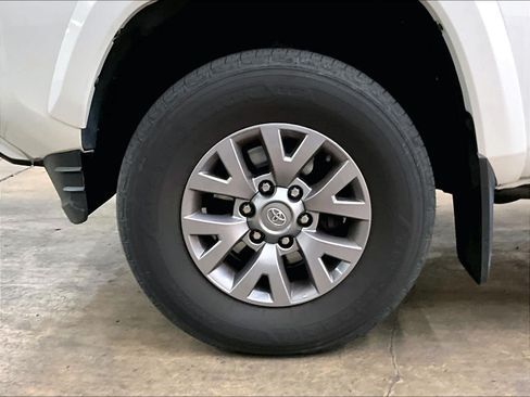 Used 2017 Toyota Tacoma SR5 w/ Tow Package RWD image 12