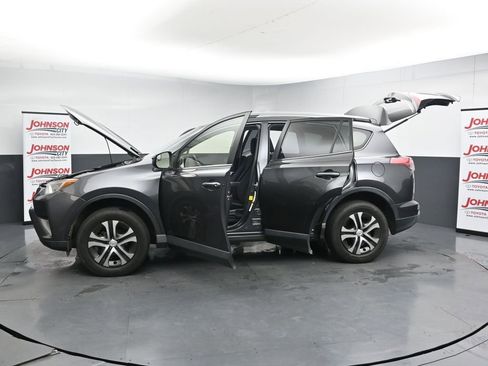 Used 2018 Toyota RAV4 LE FWD image 28