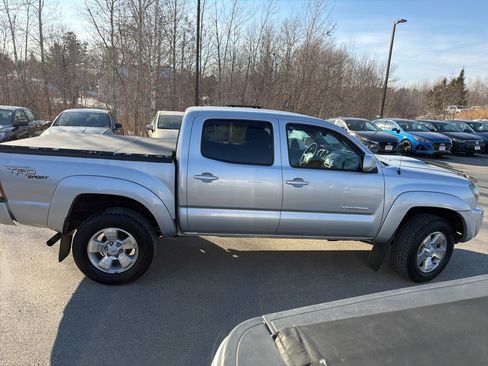 Used 2011 Toyota Tacoma 4WD Double V6 AT (Natl) w/ TRD Sport Pkg image 4