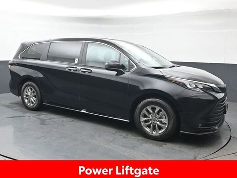 Certified 2025 Toyota Sienna XLE image 10