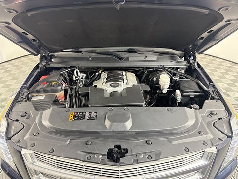 Used 2018 Cadillac Escalade Premium Luxury image 39