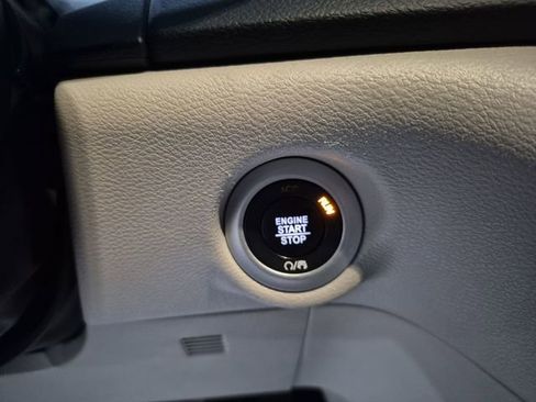Used 2023 Chrysler Pacifica Touring-L FWD image 17