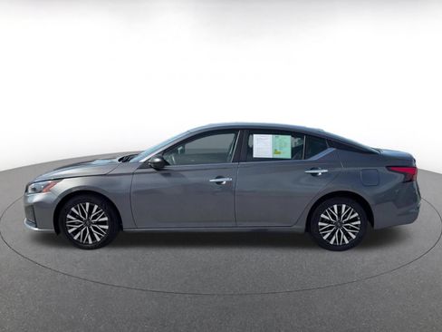 Used 2025 Nissan Altima 2.5 SV FWD image 9