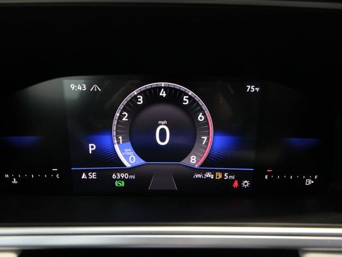 Used 2025 Volkswagen Taos SE AWD/4WD image 16