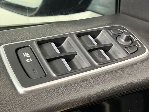 Used 2017 Jaguar F-PACE Premium image 22