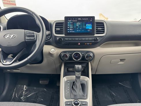 Used 2022 Hyundai Venue Limited image 15
