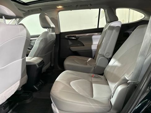 Used 2025 Toyota Highlander Platinum AWD/4WD image 17