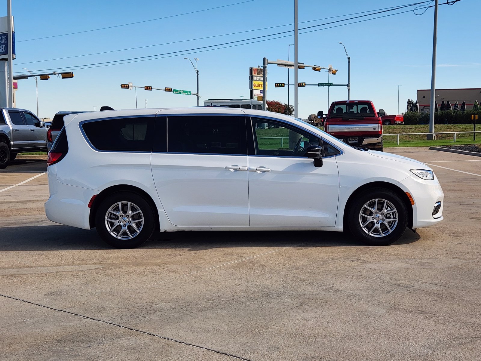 Used 2025 Chrysler Pacifica Select FWD image 7