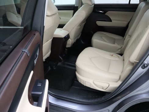 Used 2022 Toyota Highlander XLE AWD/4WD image 30