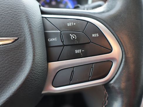 Used 2019 Chrysler Pacifica Touring-L image 18