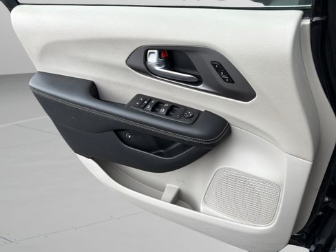 Used 2023 Chrysler Pacifica Touring-L FWD image 17