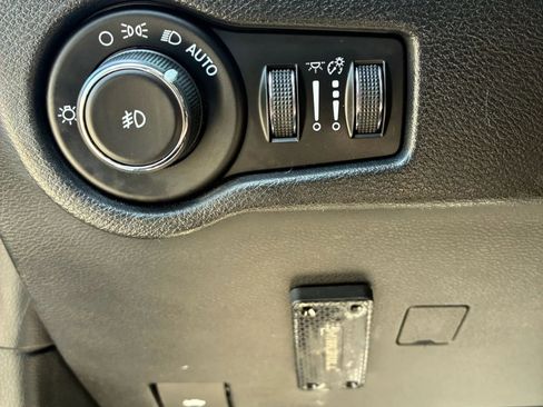 Used 2017 Chrysler Pacifica Limited image 34