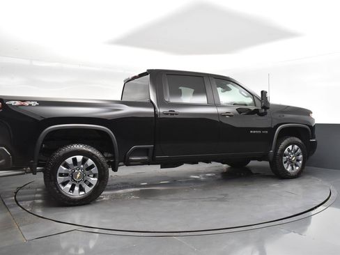 Used 2024 Chevrolet Silverado 2500 Custom w/ Custom Value Package image 8