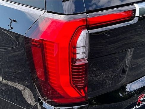 Used 2025 GMC Yukon XL AT4 AWD/4WD image 23