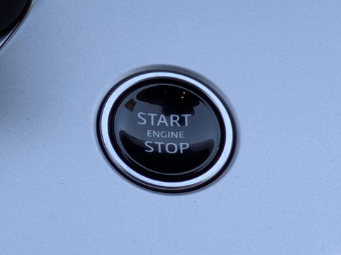 Certified 2025 Land Rover Range Rover SE image 17