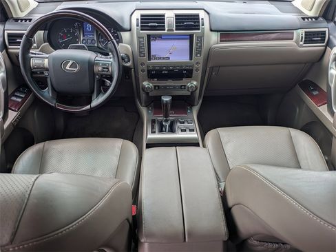 Used 2019 Lexus GX 460 Luxury image 2