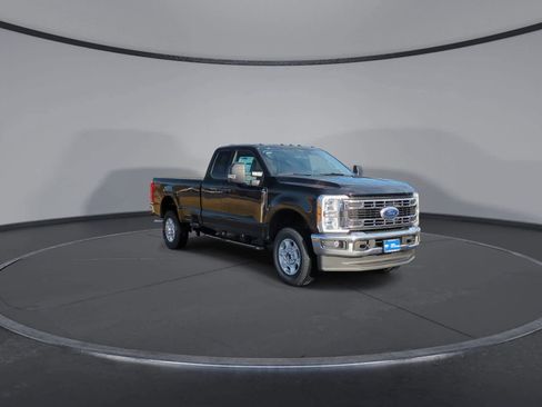 Used 2025 Ford F350 XLT w/ FX4 Off-Road Package image 2