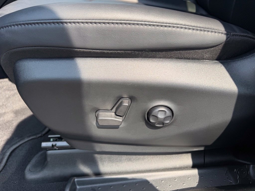 Used 2024 Chrysler Pacifica Limited FWD image 16