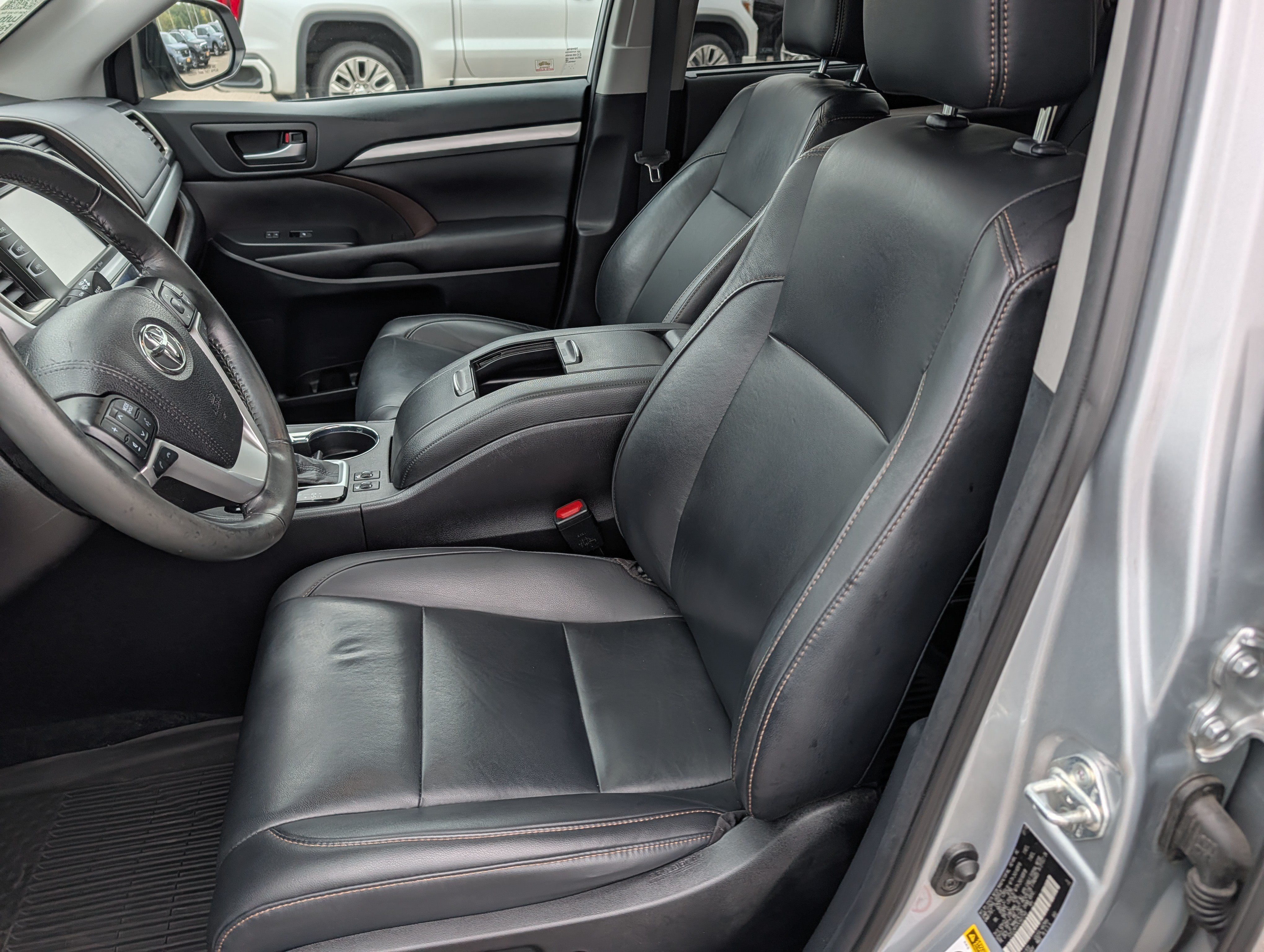 Used 2019 Toyota Highlander XLE AWD/4WD image 22