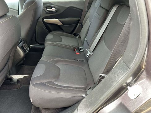 Used 2017 Jeep Cherokee Latitude w/ Comfort/Convenience Group FWD image 10