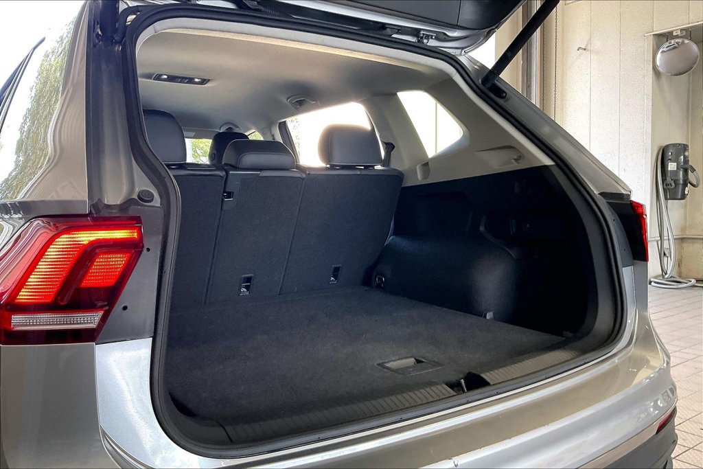 Used 2024 Volkswagen Tiguan SE AWD/4WD image 18