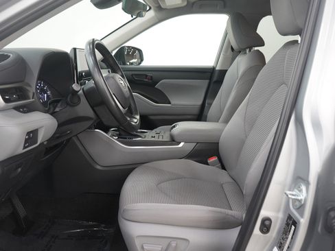 Used 2023 Toyota Highlander LE image 25