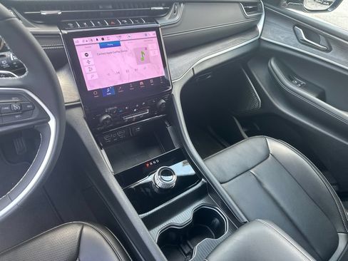 Used 2025 Jeep Grand Cherokee L Limited w/ Luxury Tech Group II RWD image 34