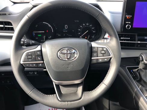 Certified 2025 Toyota Sienna XLE image 8