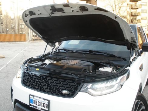 Used 2018 Land Rover Discovery HSE image 12