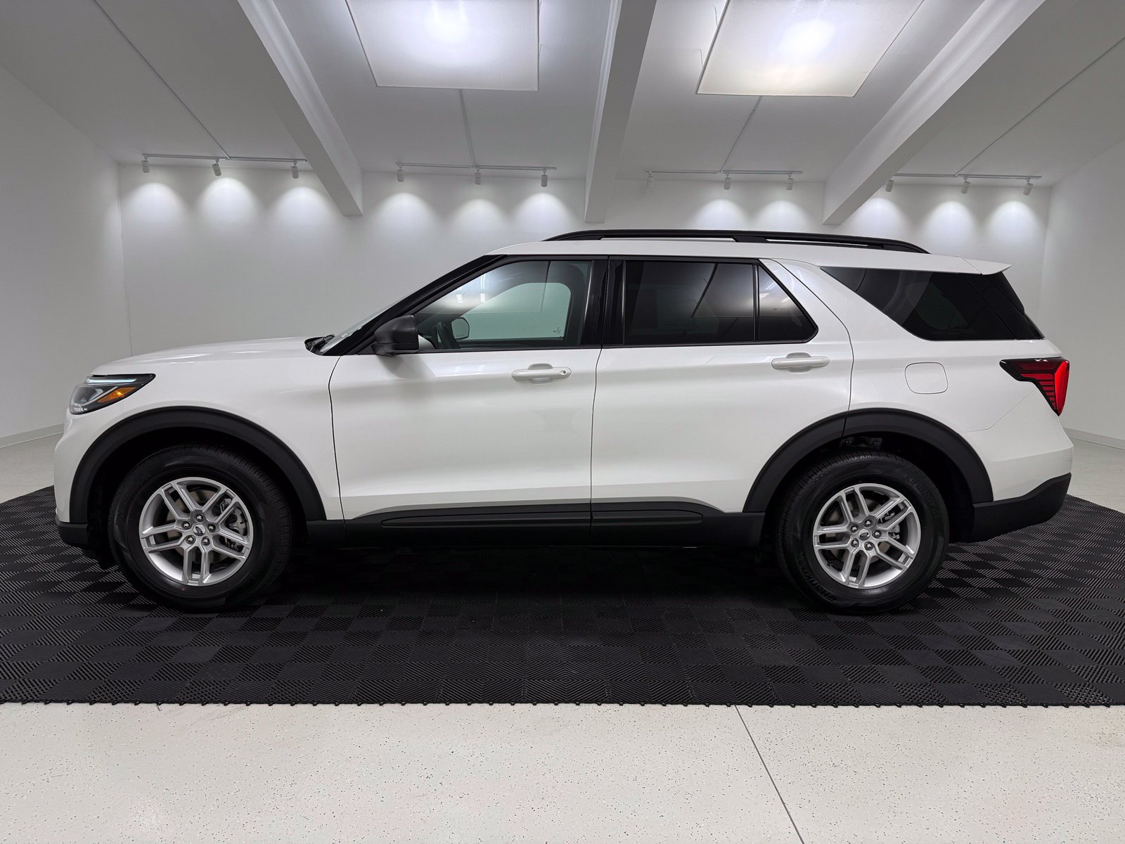 New 2027 Ford Explorer Active w/ Active Comfort Package RWD image 4