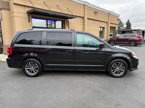 Used 2017 Dodge Grand Caravan SXT image 8