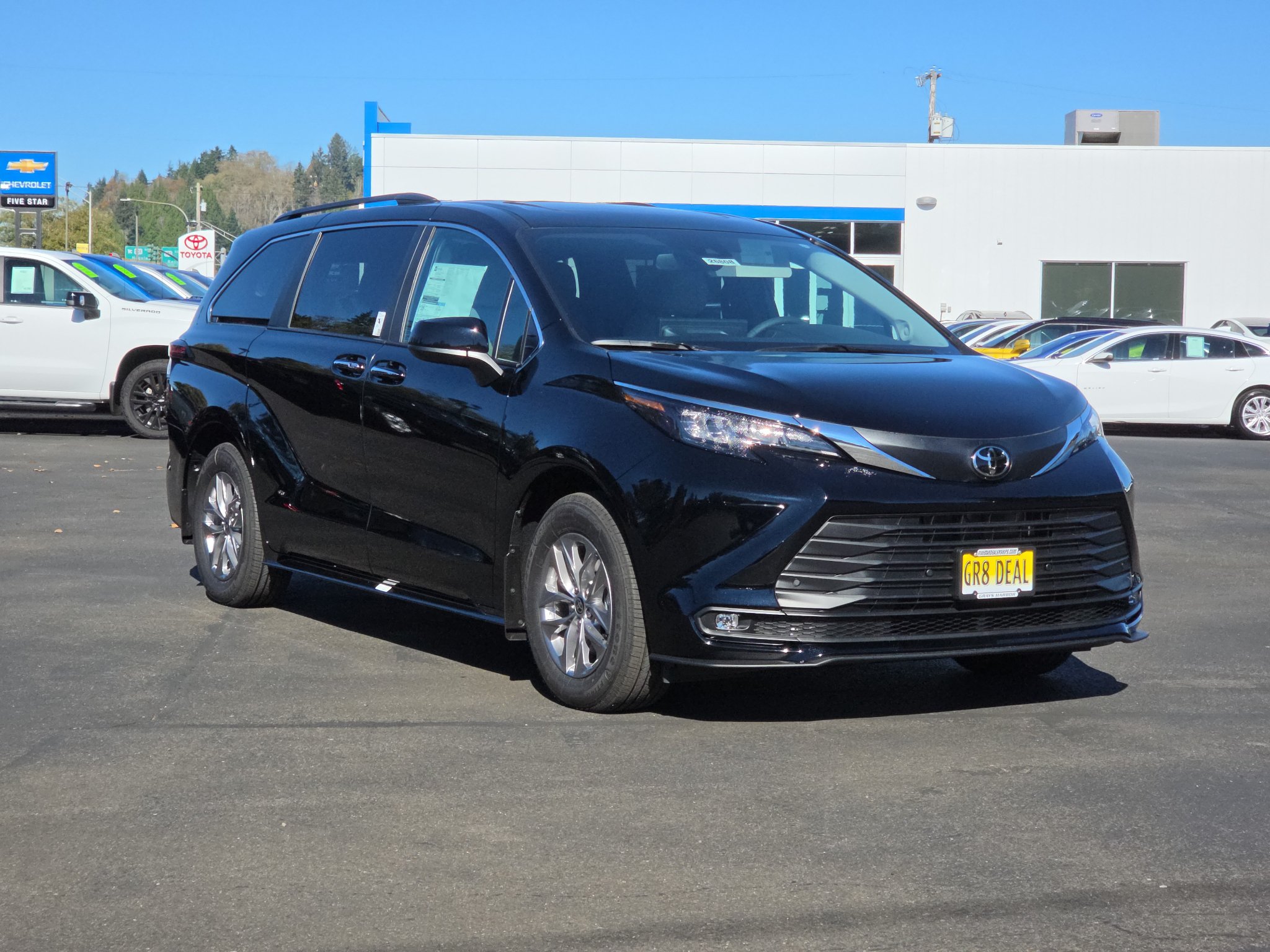 New 2026 Toyota Sienna XLE AWD/4WD image 2
