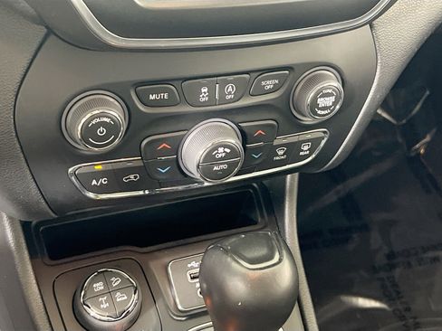 Used 2022 Jeep Cherokee Trailhawk w/ Premium Leather Package image 15