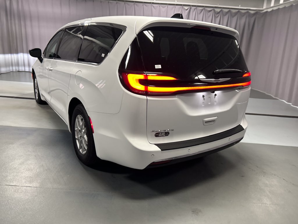 Used 2026 Chrysler Pacifica Select FWD image 5