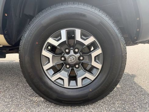 Used 2019 Toyota Tacoma TRD Off-Road w/ Technology Package AWD/4WD image 17