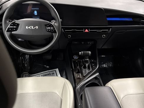 Used 2023 Kia Niro EX image 12